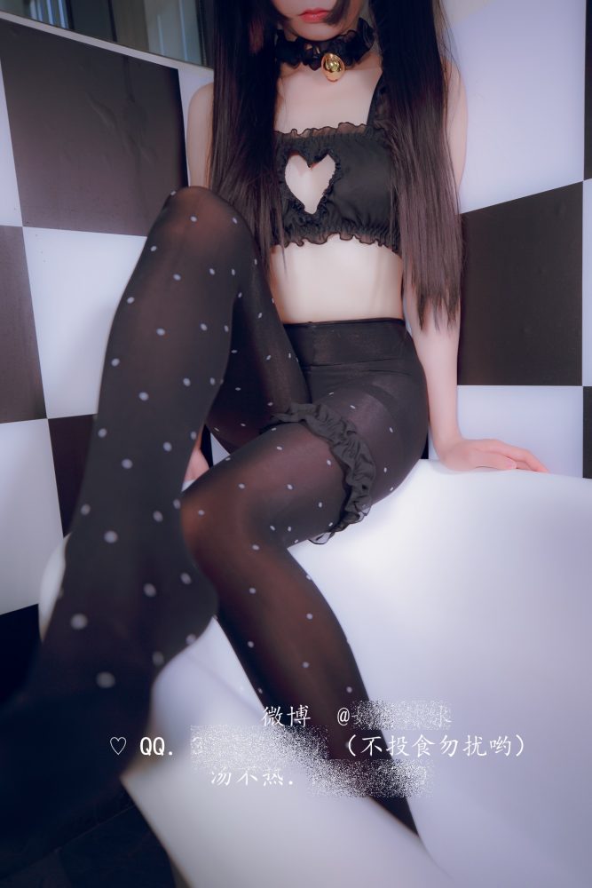 福利姬@奶昔绵冰(傲娇黑兔) - 拘束衣+浴缸play 2套无修正合集[76P+1V/185M]
